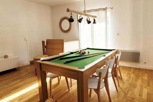 a dining room with a pool table and chairs at Chalet Cosy Nature in Alzon
