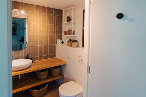 a bathroom with a sink and a toilet at Fika Tiny House in Epe