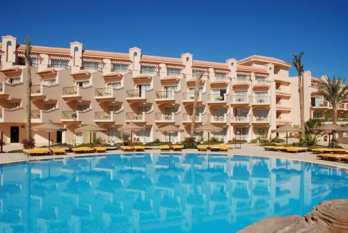 La alberca dentro o cerca de Pyramisa Beach Resort Sahl Hasheesh