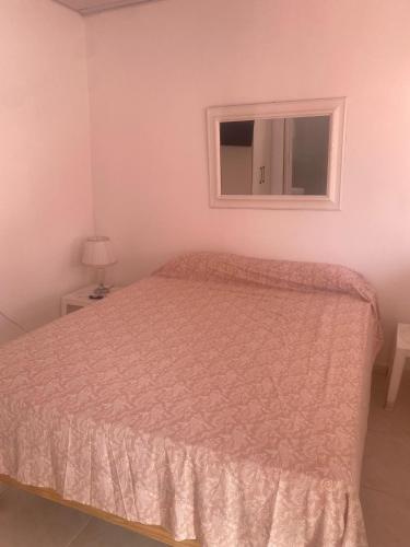 a bedroom with a bed and a window at Residencial Lucy in Boca Chica