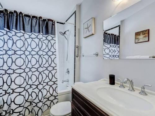 Phòng tắm tại Historic Savannah Gold Private Condo with Pool - 2bed, 1&half bath, Sleeps 6, 1st Floor, 15 Min Walk To Historic Savannah Center And All Attractions