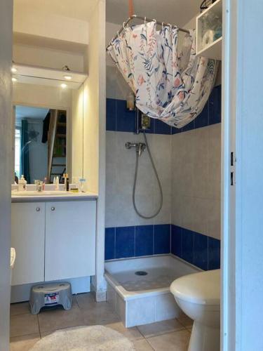 une salle de bain avec une douche, un lavabo et des toilettes dans l'établissement Villa confortable au calme en résidence vacances, à Calvisson