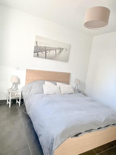 une chambre avec un grand lit avec une tête de lit en bois dans l'établissement ValDiLicci, à Porto-Vecchio