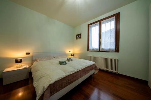 ein Schlafzimmer mit einem großen Bett und einem Fenster in der Unterkunft Milo Apartments - Hydro-massage - Sassuolo - Maranello in Casalgrande