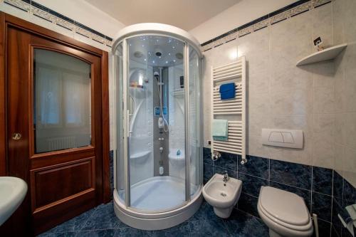 ein Bad mit einer Dusche, einem WC und einem Waschbecken in der Unterkunft Milo Apartments - Hydro-massage - Sassuolo - Maranello in Casalgrande