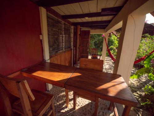 een tafel en stoelen op de veranda van een huis bij 1 bedroom apartment with bay view, 3 blocks from beach and center of San Juan in San Juan del Sur