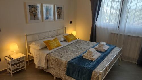 um quarto com uma cama com toalhas em Villetta Green View Anguillara Self Check in em Anguillara Sabazia