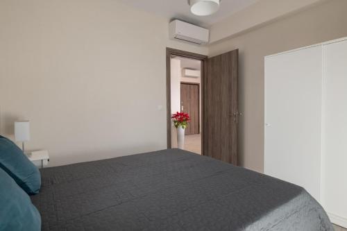 Ένα ή περισσότερα κρεβάτια σε δωμάτιο στο Sunny Point Apartments Nikiti