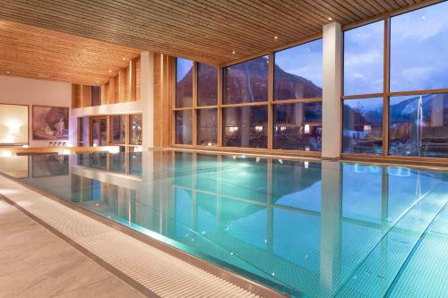 una gran piscina en un edificio con ventanas en SPA Hotel Erzherzog Johann, en Bad Aussee