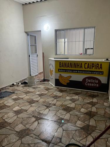 een lege kamer met een aanrecht en een slechte vloer bij Casa do Monte in Guarulhos