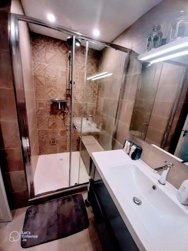 une salle de bain avec une douche, un lavabo et une baignoire dans l'établissement Appt proche plage Juan les pins, à Antibes