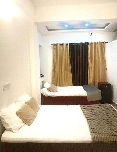 Säng eller sängar i ett rum på Nakshatra Guest House