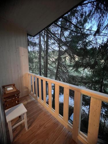 亞布盧尼齊亞的住宿－Апартаменти Smereka，阳台享有树木的景致。