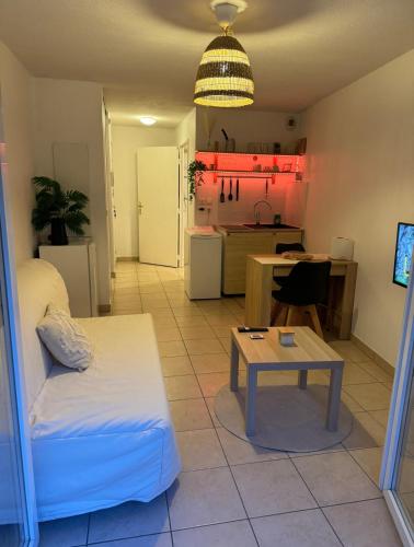 un salon avec un canapé et une table dans l'établissement Studio confortable avec vue, à Nice