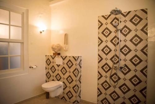 y baño con aseo y ducha. en Luxury Apartment Kura Hulanda, en Willemstad