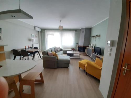 Gallery image of Spacious and comfy apartment by Golden Host in Nea Moudania