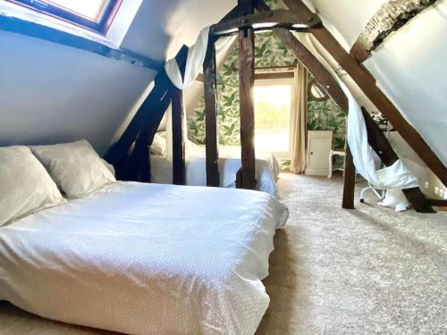une chambre avec un lit avec un plafond bleu dans l'établissement Le Petit Pressoir, à Neuville-sur-Touques