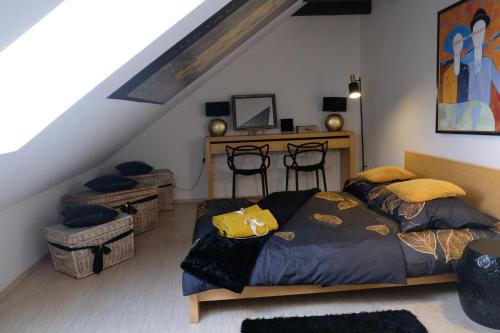 a bedroom with a bed and a desk at Apartament Poddasze Artysty Mieszkanie Ozonowane in Częstochowa