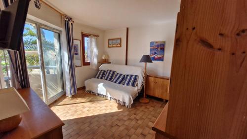 une chambre avec un lit et une grande fenêtre dans l'établissement Capitelles Appart accès direct plage et piscine - Balcon Parking - ref Tedal, à Saint-Cyprien