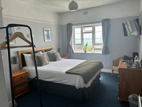 1 dormitorio con cama y ventana en The Yacht Inn, en Penzance