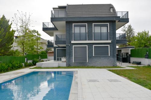 Piscina di ŞAHNAZ VİLLA Suits o nelle vicinanze