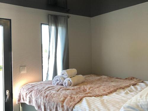1 dormitorio con 1 cama con toallas en Houseboat in Kamien Pomorski, en Kamień Pomorski