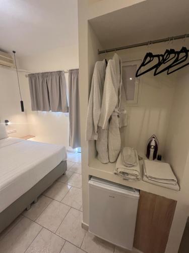 Ein Badezimmer in der Unterkunft koukounari 3 superior rooms