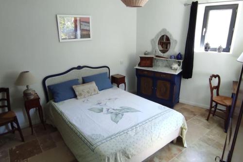 Schlafzimmer mit einem Bett, einem Tisch und Stühlen in der Unterkunft Maison en Drôme provençale in Eygaliers