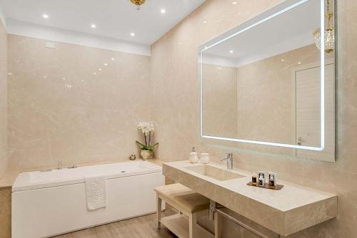 W łazience znajduje się umywalka, wanna i lustro. w obiekcie LUXURY DREAMS w mieście La Spezia