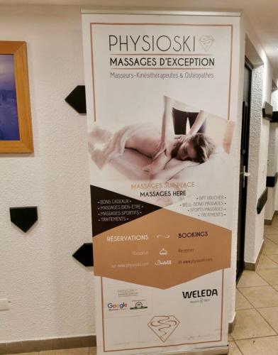 a poster for a massage session on a wall at Pierre et Vacances Les Bergers - Piscine Sauna in L'Alpe-d'Huez