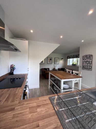 uma cozinha e sala de estar com mesa de pingue-pongue em The Little Thatch - Close to Marlow and Henley em Marlow