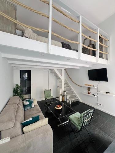 un salon avec un canapé et une table dans l'établissement Triplex Home, à Menton