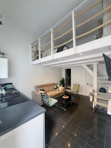 Il dispose d'une cuisine et d'un salon avec une mezzanine. dans l'établissement Triplex Home, à Menton