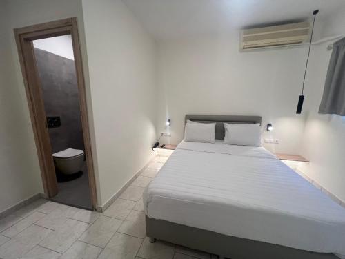 Ein Bett oder Betten in einem Zimmer der Unterkunft koukounari 3 superior rooms