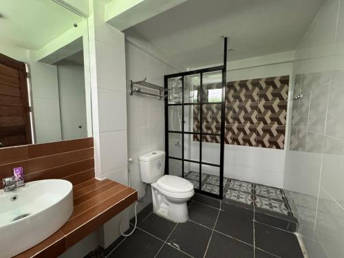 ein Badezimmer mit einem weißen WC und einem Waschbecken in der Unterkunft UMA in Allen