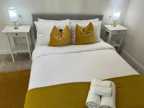 een slaapkamer met een groot bed met gele kussens bij Luxury City Retreat - 1 Bed Fully Equipped in Londen