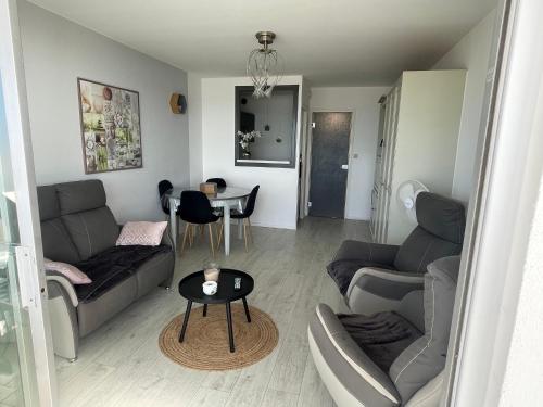 un salon avec un canapé et une table dans l'établissement Appartement avec vue mer, à Saint-Jean-de-Monts