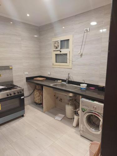 una cucina con lavandino e lavatrice di 2bedroom Apartment and compond Al Khamail a Sheikh Zayed