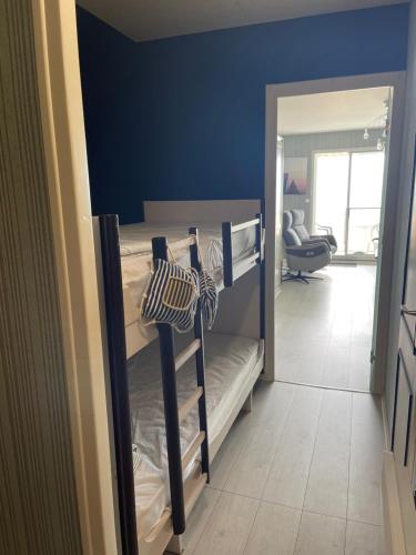 une chambre avec deux lits superposés dans une pièce dans l'établissement Appartement avec vue mer, à Saint-Jean-de-Monts