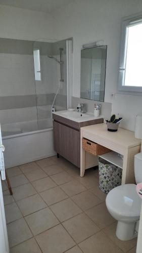 une salle de bain avec un lavabo, une douche et des toilettes dans l'établissement Location appartement les pieds dans l'eau, Résidence Aqua Linda à Poggio-Mezzana, à Poggio-Mezzana