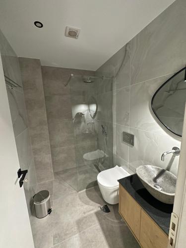 ナフパクトスにあるIncanto Luxury Suitesのバスルーム(トイレ、洗面台、シャワー付)