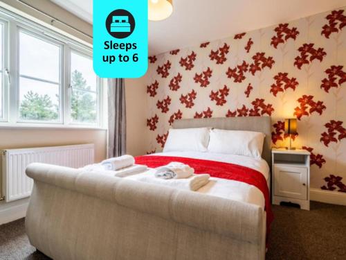 Un pat sau paturi într-o cameră la Spacious 2BR Flat in Eastbourne near the Pevensey Bay Beach