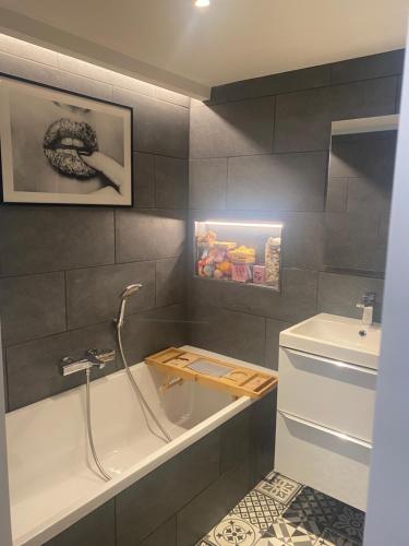 une salle de bain avec une baignoire et un lavabo dans l'établissement CHAMBRE CHEZ L'HABITANT CENTRE VILLE DE LYON, à Lyon