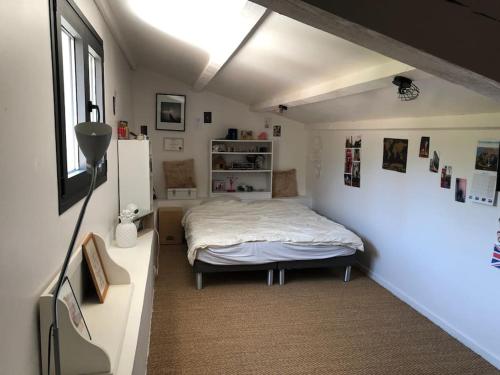 une chambre avec un lit dans une pièce blanche dans l'établissement Proche Aix-en-Provence maison avec piscine - 10 personnes, à Rognes