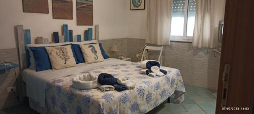 - une chambre avec un lit et des serviettes dans l'établissement Aria di Mare, à Noto Marina