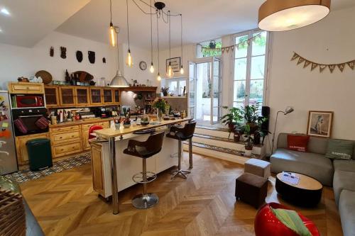 une cuisine et un salon avec un canapé et une table dans l'établissement Agréable maison de ville avec patio, à Marseille