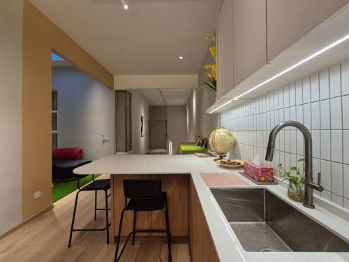 Η κουζίνα ή μικρή κουζίνα στο Luxury Suite 5R3B 11 Pax@ 90 Alma, Bukit Mertajam