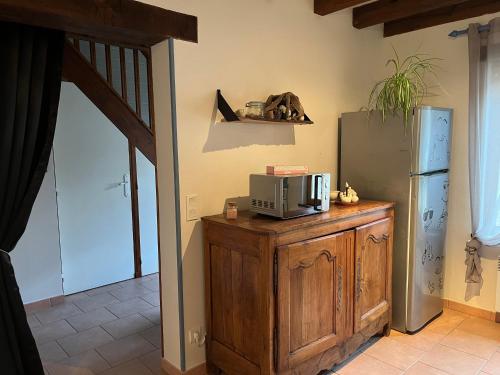 Il comprend une cuisine équipée d'un réfrigérateur et d'un four micro-ondes. dans l'établissement Maison. Neung sur Beuvron. L’Orchidée, à Neung-sur-Beuvron