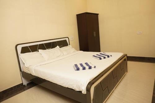 Una cama con dos toallas en una habitación en Shree Mantra Homestay, en Yercaud