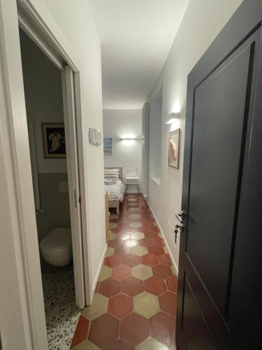 um corredor com uma casa de banho com WC e uma porta em Santa Vincenza - Suite Indipendente em Lovere